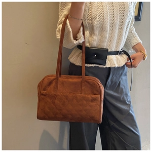 Sac fourre-tout en daim marron avec matelassage en losanges porté par un mannequin