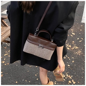 Détail du sac bandoulière en cuir avec texture à chevrons porté par un mannequin