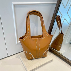 Women Vintage Studded Shoulder Bag Glossy PU Leather Underarm Bag With Silver Rivets Grommets Large Capacity Motorcycle Tote Bag Daily Commute Fashion