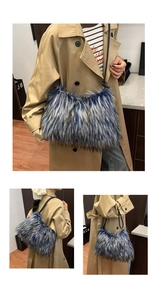 Détail du sac à bandoulière en fausse fourrure bleue et blanche avec texture rayée
