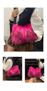 Détail du sac à bandoulière en fausse fourrure rose avec dégradé et fine lanière noire