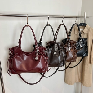 Sacs cabas chic en cuir ciré en quatre couleurs avec étoiles et détails serrure