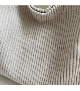Vue macro détaillée de la texture du tissu en velours côtelé beige d'un sac cabas