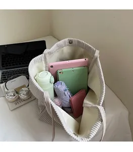 Intérieur spacieux du sac en velours côtelé avec tablette, parapluie et gourde
