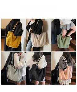 Sacs cabas en velours côtelé en six couleurs portés par un mannequin dans un escalier