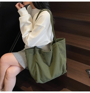 Détail du sac cabas en velours côtelé vert foncé avec rayures et grande capacité de stockage