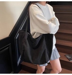Détail du sac cabas en velours côtelé noir montrant la texture côtelée et le tissu doux