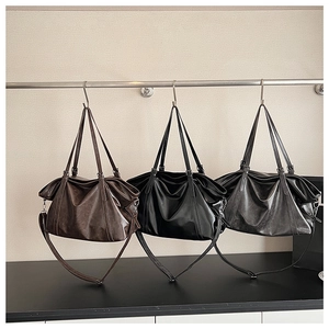 Présentation de grands sacs cabas en marron, noir et gris en cuir souple texturé cire