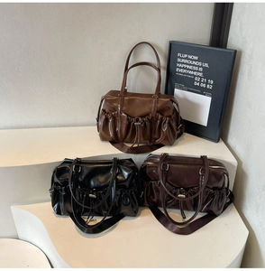 Vue détaillée de trois sacs à bandoulière polis en noir, caramel et marron chocolat