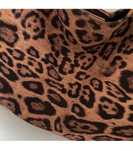 Detailansicht der weichen Kunstfell-Leopardenmuster-Struktur dieser Herbsttasche