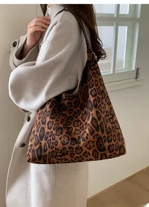 Détail du grand sac cabas à motif léopard avec texture douce porté sur l'épaule
