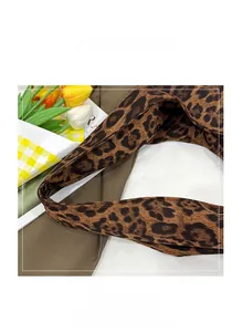 Detailed close-up of the vintage leopard print tote bag featuring a wide comfortable handle