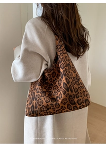 Détail d'un grand sac cabas à imprimé léopard avec une touche rétro et élégante