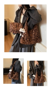 Detailansicht der Leoparden-Einkaufstasche mit passender Tasche und Wolken-Anhänger