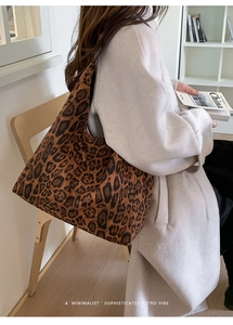 Vue détaillée du sac cabas à motif léopard avec grande capacité pour les déplacements quotidiens