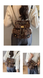 Detailansicht eines gesteppten Rucksacks mit Leopardenmuster, Goldkette und Drehverschluss