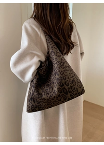Gros plan du grand sac cabas imprimé léopard porté avec un manteau en laine blanc chic