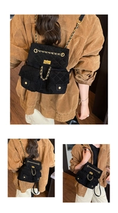 Details des schwarzen gesteppten Mini-Rucksacks mit Goldkette und Drehverschluss-Design