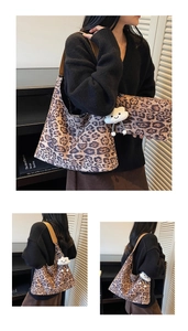 Detailansicht der Leopard-Einkaufstasche mit braunen Lederriemen und Plüsch-Anhänger