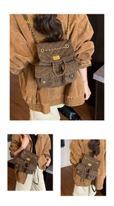 Detail eines gesteppten Vintage-Rucksacks mit Goldkette und brauner Matt-Textur
