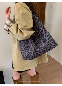 Détail du sac cabas souple à imprimé léopard porté avec une tenue vintage et un trench-coat