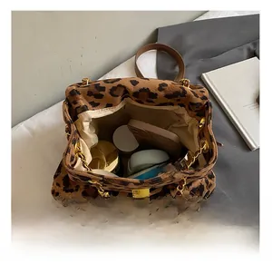 Innenansicht der Beuteltasche mit Leopardenmuster zeigt Platz für Handy und Kosmetik