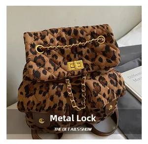 Details des gesteppten Leopard-Rucksacks mit goldenem Metallschloss und Kette