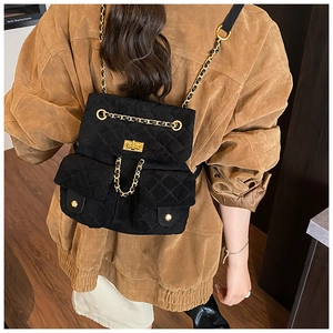 Detailansicht des schwarzen Stepprucksacks mit goldener Kette und Drehverschluss