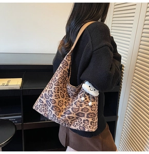 Leopard-Canvas-Shopper mit Wolken-Anhänger an der Schulter für Größenansicht