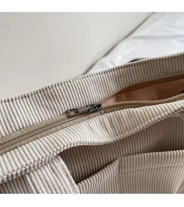 Gros plan détaillé sur la fermeture éclair en métal et la doublure du sac en velours