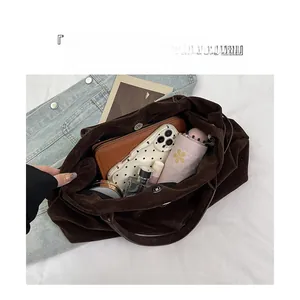 Vista interior que muestra la gran capacidad de esta bolsa de hombro marrón