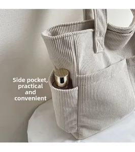 Détail de la poche latérale du cabas en velours côtelé beige pour rangement cosmétique