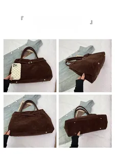 Detalle de bolso tote de gamuza marrón con hebilla de cinturón y pies metálicos