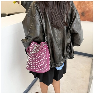 Détail du sac seau violet avec clous argentés et bandoulière en chaîne pour femmes