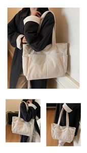 Détails du sac fourre-tout en velours côtelé crème avec poches frontales et texture douce