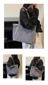 Vue détaillée du grand sac cabas en velours côtelé avec poches et bandoulière longue