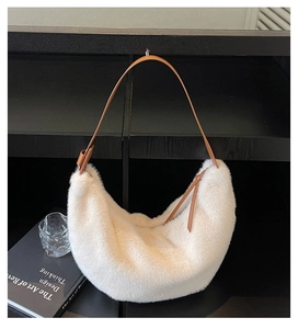 Détail du sac hobo en fausse fourrure blanche avec bandoulière en cuir brun et zip