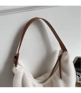Détail du sac bandoulière en fausse fourrure avec sangle réglable en cuir marron et peluche