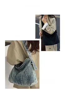 Detail van vintage denim halve maan tas met verstelbare riem en metalen gesp