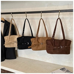 Quatre coloris de sacs portés épaule en daim avec boucles de ceinture sur support