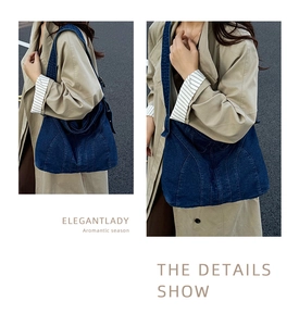 Close-up van vintage denim crossbody tas met dikke stofstructuur en gedetailleerd stiksel