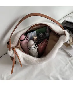 Vue détaillée montrant la grande capacité intérieure du sac hobo en peluche blanche garni