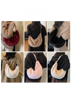 Sacs hobo en fausse fourrure pelucheuse en six couleurs dont bordeaux et kaki