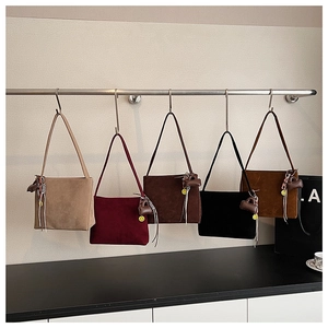 Serie di borse tote minimaliste in pelle scamosciata in cinque colori con ciondoli