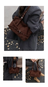 Gros plan du sac cabas en daim marron foncé avec boucles décoratives et œillets métalliques