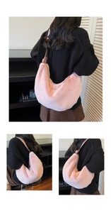 Vue détaillée du sac hobo en fausse fourrure rose avec bandoulière en cuir et texture douce