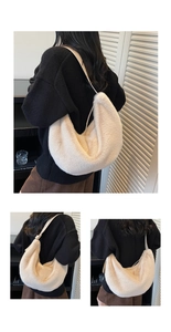 Détail du sac croissant en peluche crème montrant la texture douce et la grande capacité