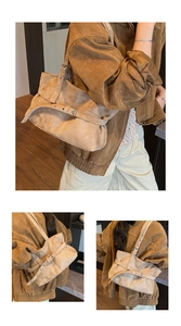 Détail d'un sac à bandoulière vintage en daim mat kaki avec une sangle décorative chic