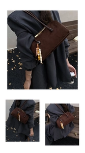 Dettaglio di borsa hobo in pelle scamosciata marrone con nappa di perline e chiusura a zip