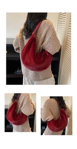 Détail du sac croissant en fausse fourrure rouge montrant la texture douce et l'anse